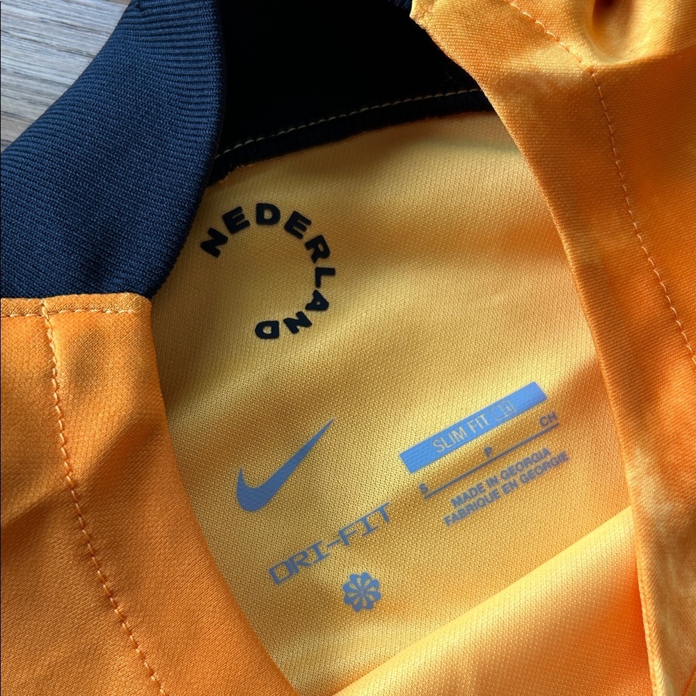 Nike Gold Netherlands Football Jersey with Lion Crest (3) - Picture 4 of 5